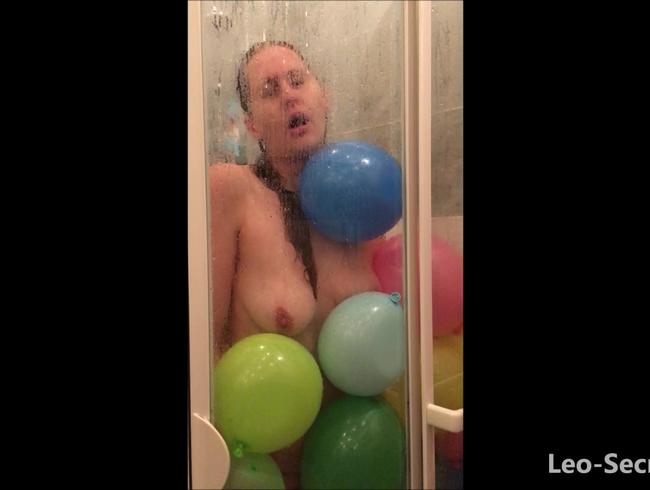 Wie niedlich ^^ Mit einer Ballondusche in Stimmung gebracht